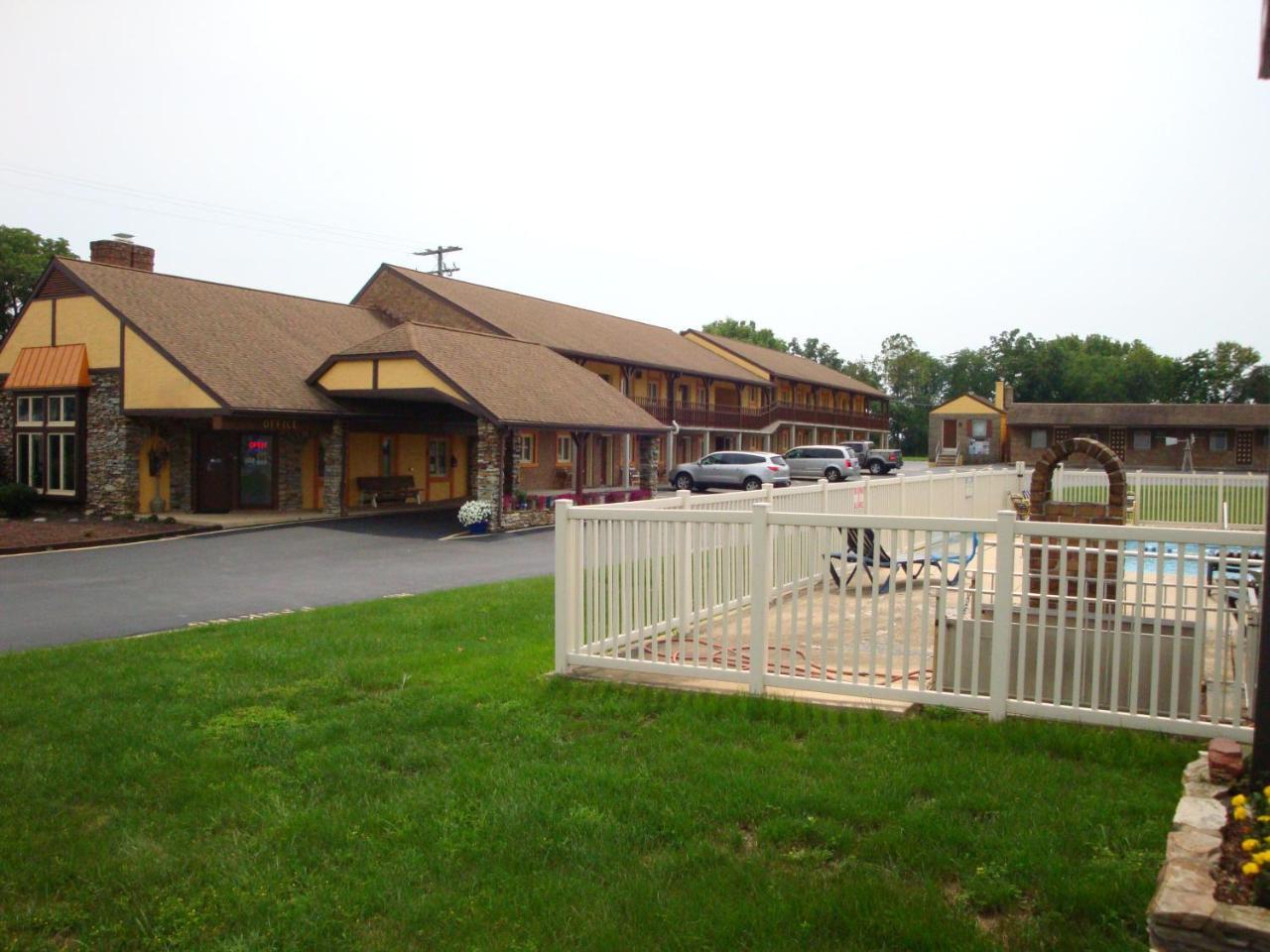 Soudersburg Inn & Suites Lancaster Ronks Eksteriør bilde